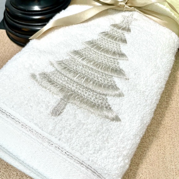 NWT Set of 2 Shimmering Christmas Tree 🎄 Hand Towels - Picture 5 of 9
